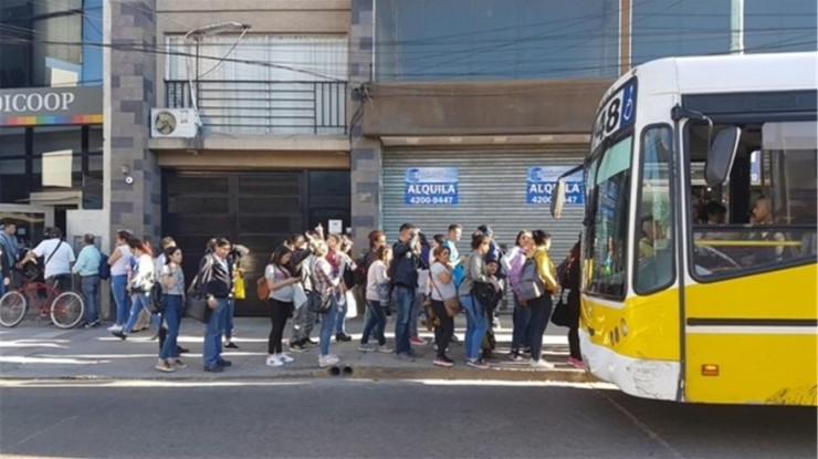 Congelan las tarifas de trenes y colectivos por 180 días